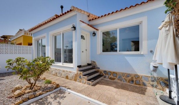 Resale - Villa - Torrevieja - Aguas Nuevas